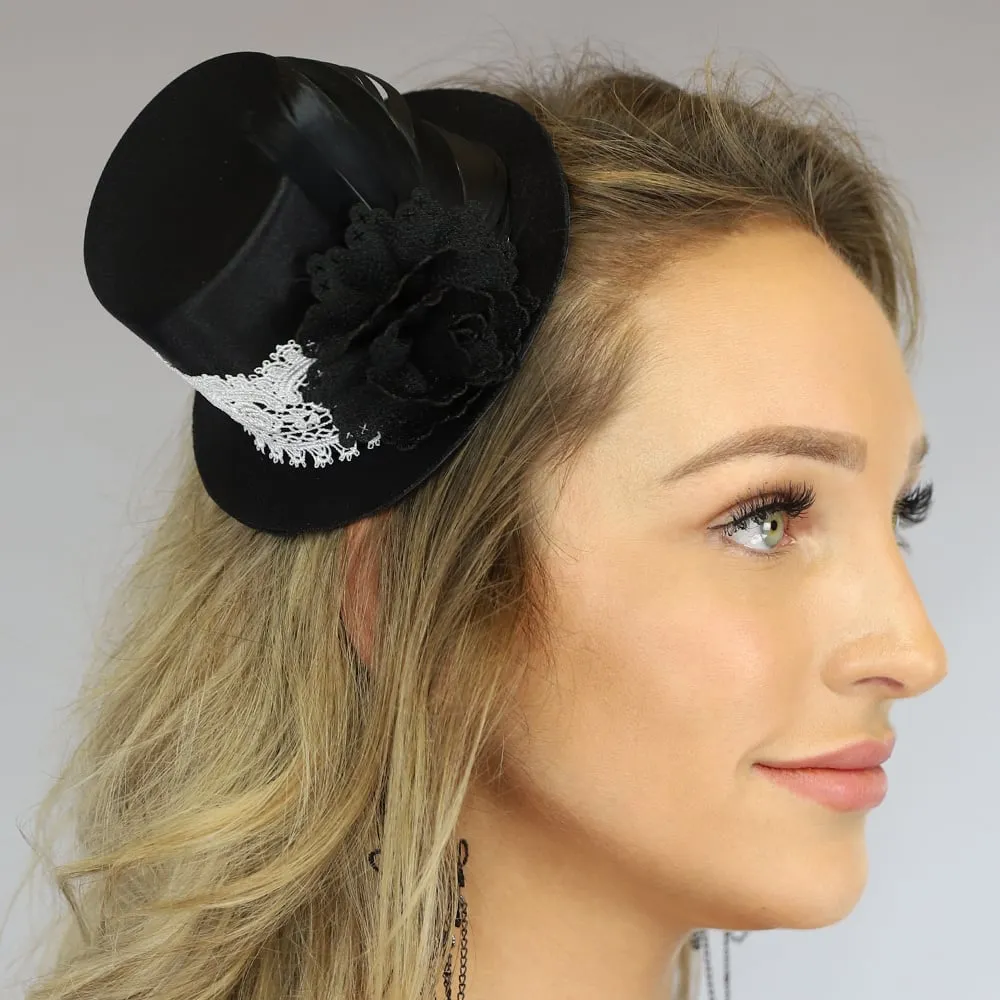 Schwarzer Halloween-Hut mit Spitze und Rose